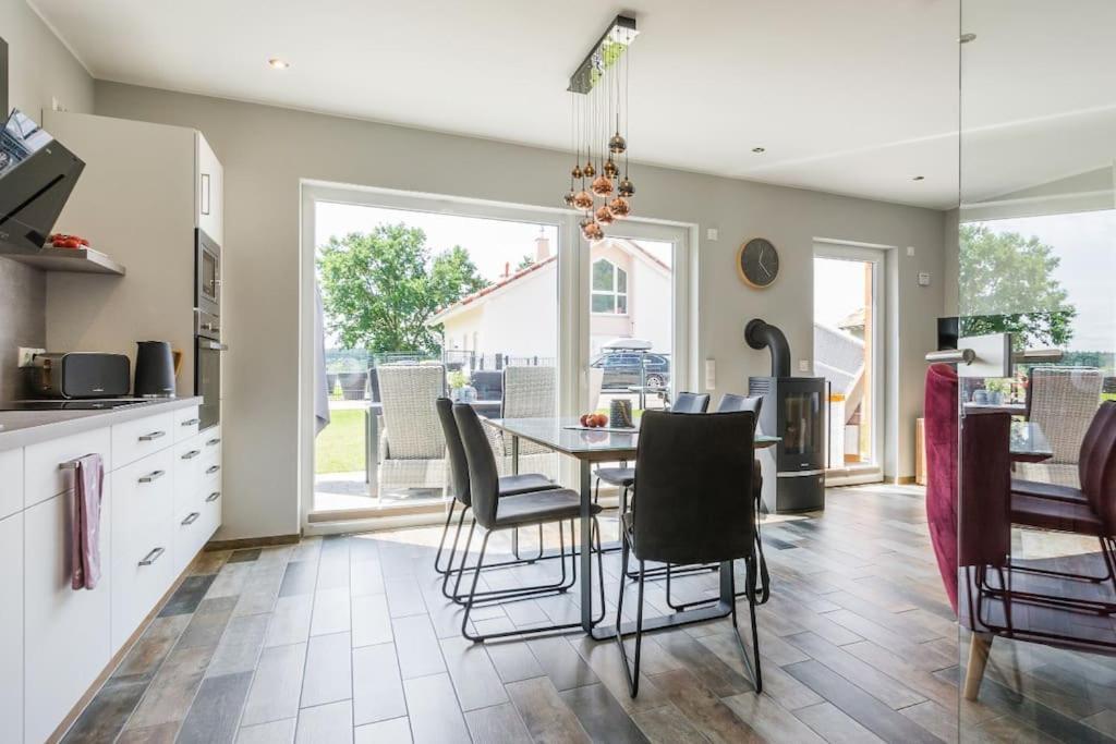 5 Sterne-Ferienhaus Eisvogel Am See Mit Sauna Und Kamin Krakow am See Exterior foto